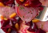 Sashimi cá ngừ tươi ăn kèm gỏi củ dền thanh mát cho bữa trưa gọn nhẹ