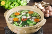 Ấm lòng ngày mưa se lạnh với lẩu cá thác lác khổ qua (mướp đắng) thanh ngọt