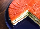 Tự tay làm bánh sinh nhật cá hồi -" Sushi cake" đẹp mắt 