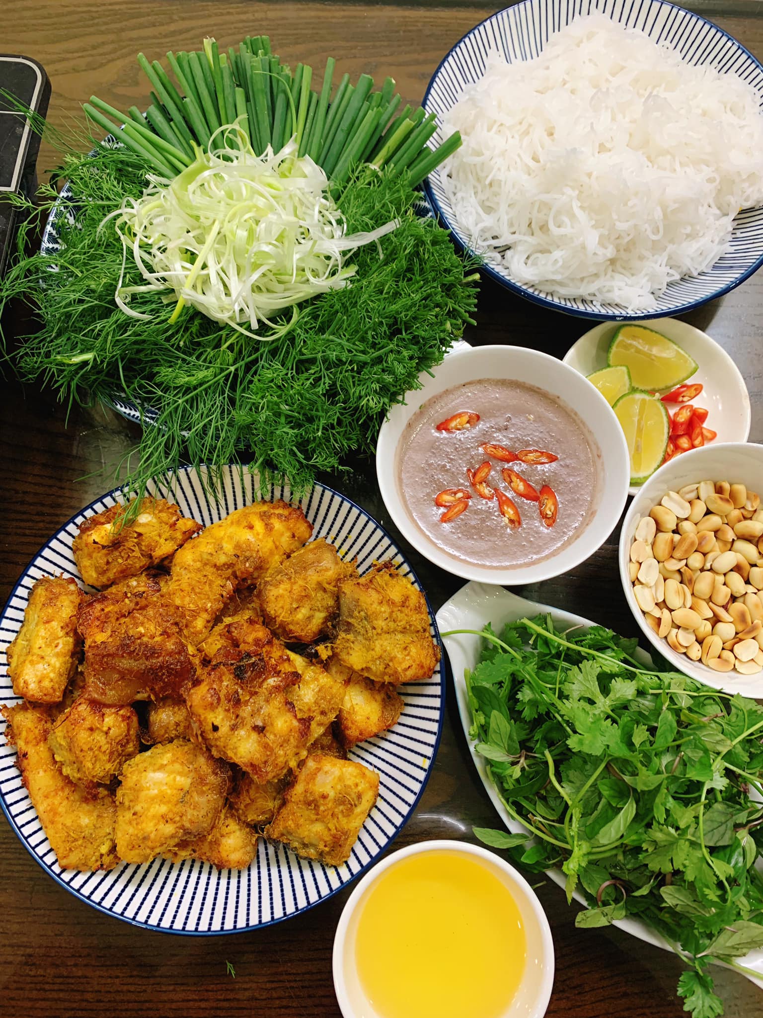 Bun-ca-lang-nuong-kem-mam-tom