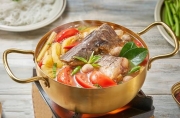 Ngày mưa phùn thêm ấm áp với nồi lẩu cá lăng kiểu Thái chua cay