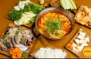 Nồi lẩu riêu cua cá lăng nghi ngút khói cho ngày hè thanh nhẹ