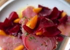 Sashimi cá ngừ tươi ăn kèm gỏi củ dền thanh mát cho bữa trưa gọn nhẹ