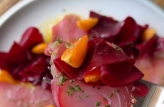 Sashimi cá ngừ tươi ăn kèm gỏi củ dền thanh mát cho bữa trưa gọn nhẹ