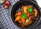 Gió lạnh ùa về làm ngay nồi cá lóc kho gừng đậm đà, ấm nồng