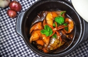 Gió lạnh ùa về làm ngay nồi cá lóc kho gừng đậm đà, ấm nồng