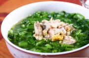 Giải nhiệt ngày hè: Canh cải xanh nấu cá lóc thanh mát